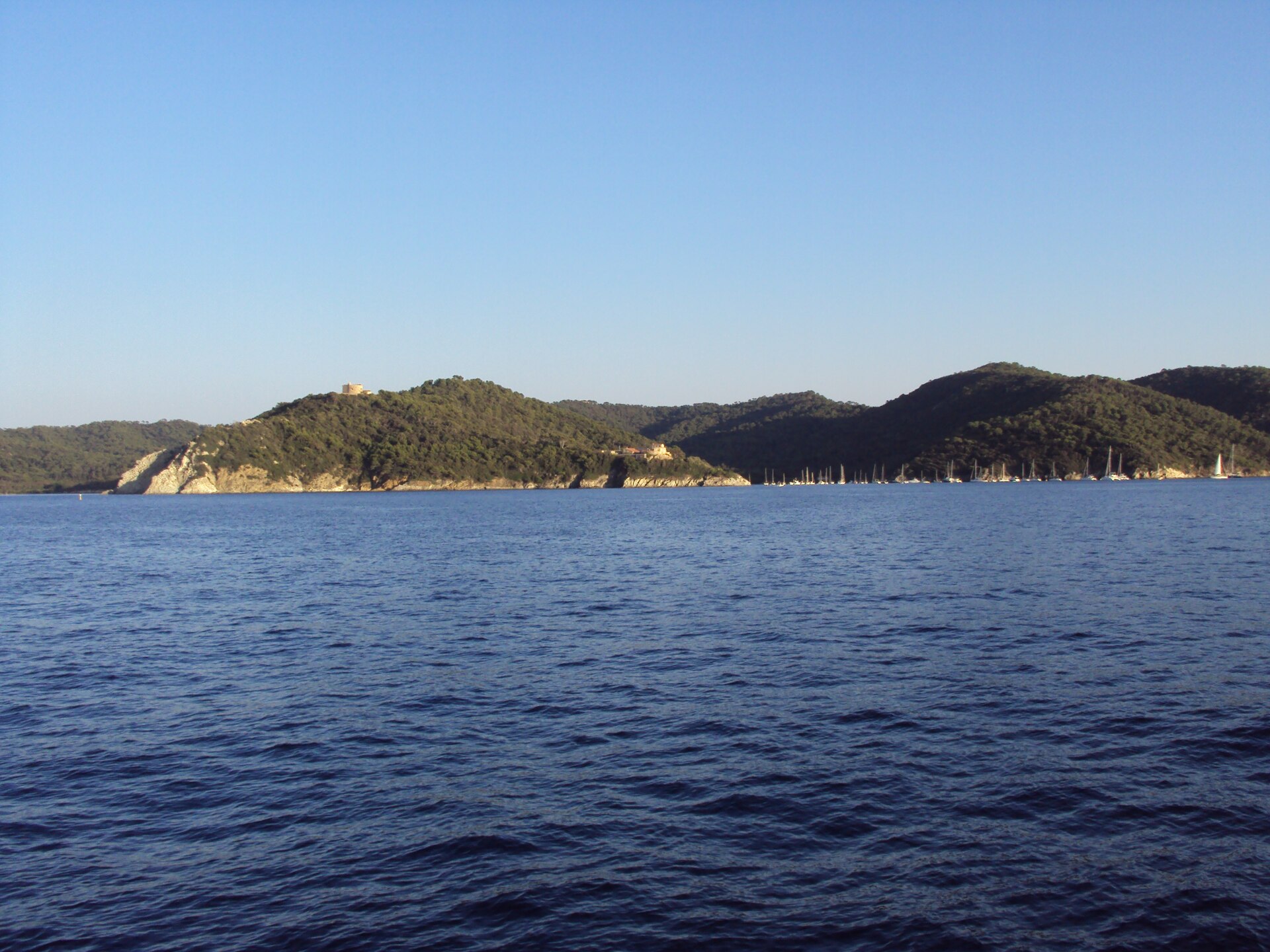 La côte ouest de Port-Cros depuis la mer