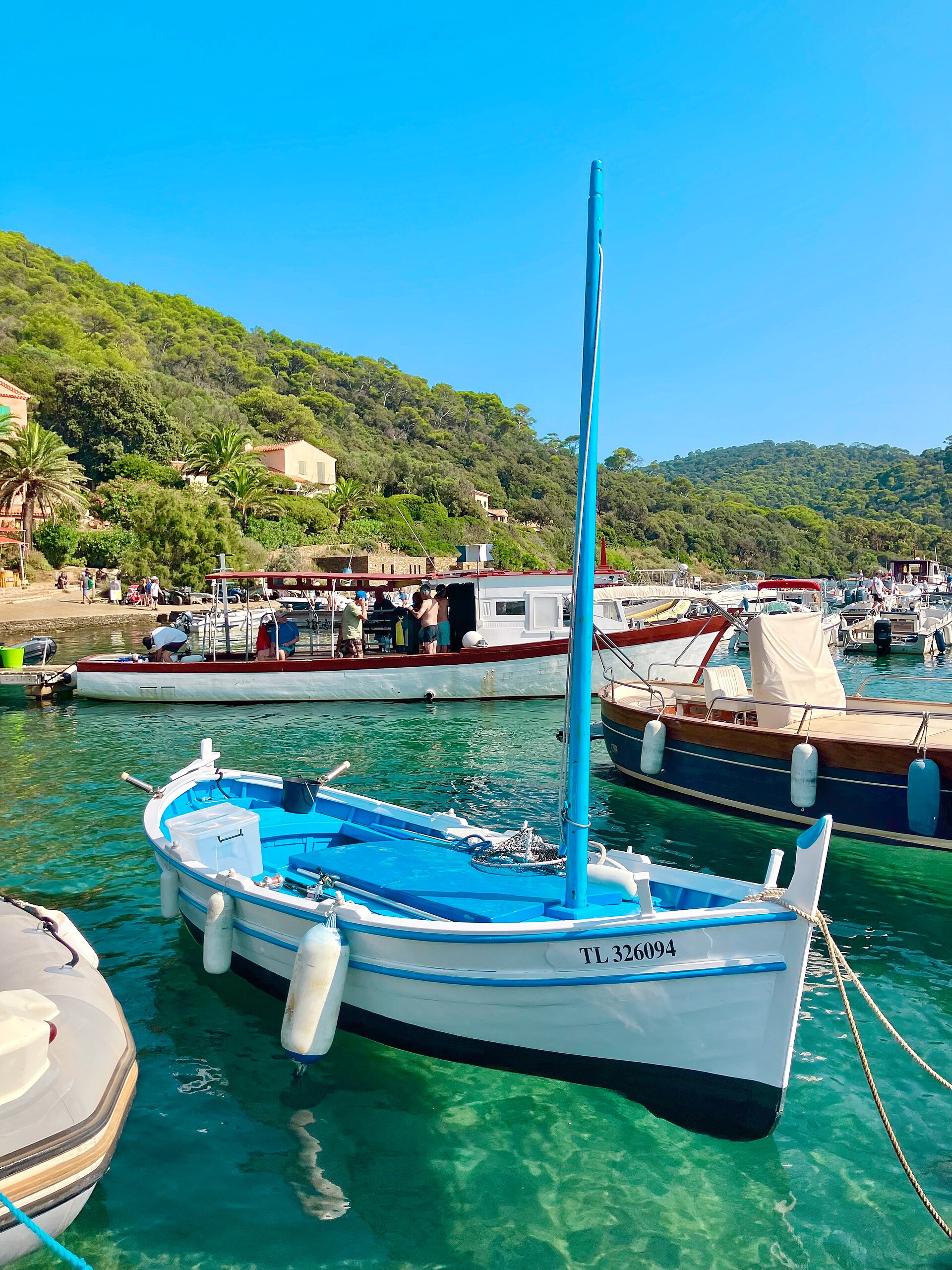 Pointu blanc et bleu sur l'eau transparente du port de Port-Cros