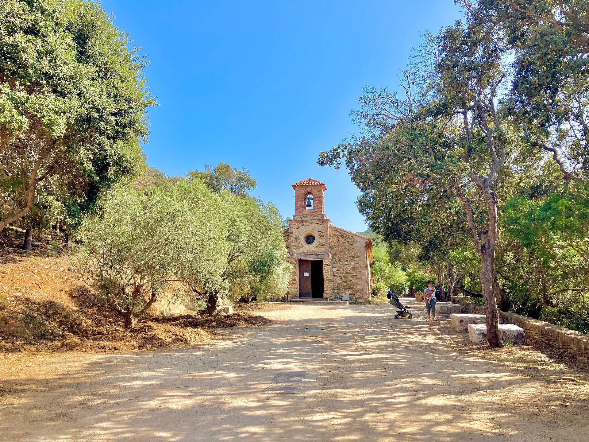 La place du village et la chapelle de Port-Cros