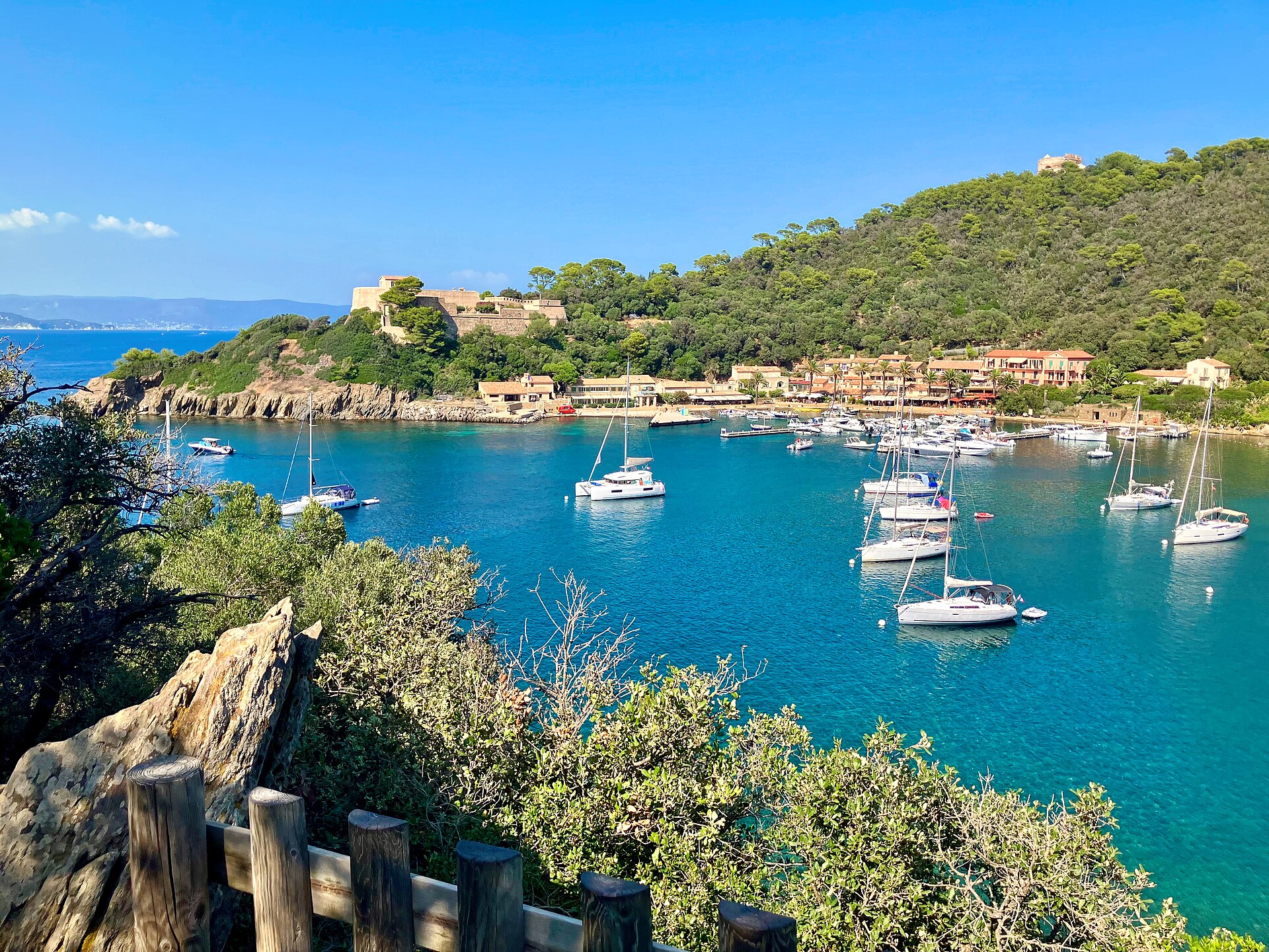 La rade de Port-Cros et le fort du Moulin